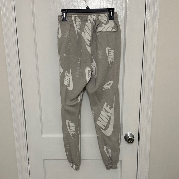 Nike Women's casual set - Picture 5 of 7